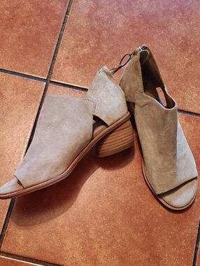 Women’s Suede Open-Toe Block Heel Sandals - Taupe